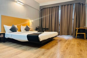 1 Schlafzimmer, Schreibtisch, Bettwäsche