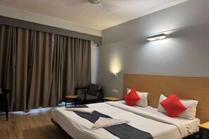 1 camera, una scrivania, lenzuola