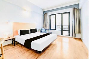 1 Schlafzimmer, Schreibtisch, Bettwäsche