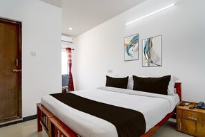 Desk, bed sheets - Collection O Saravanampatti (Coimbatore)