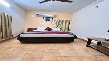 Escrivaninha, roupa de cama