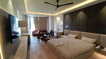 1 habitación, escritorio y ropa de cama