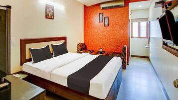 1 quarto, escrivaninha, roupa de cama