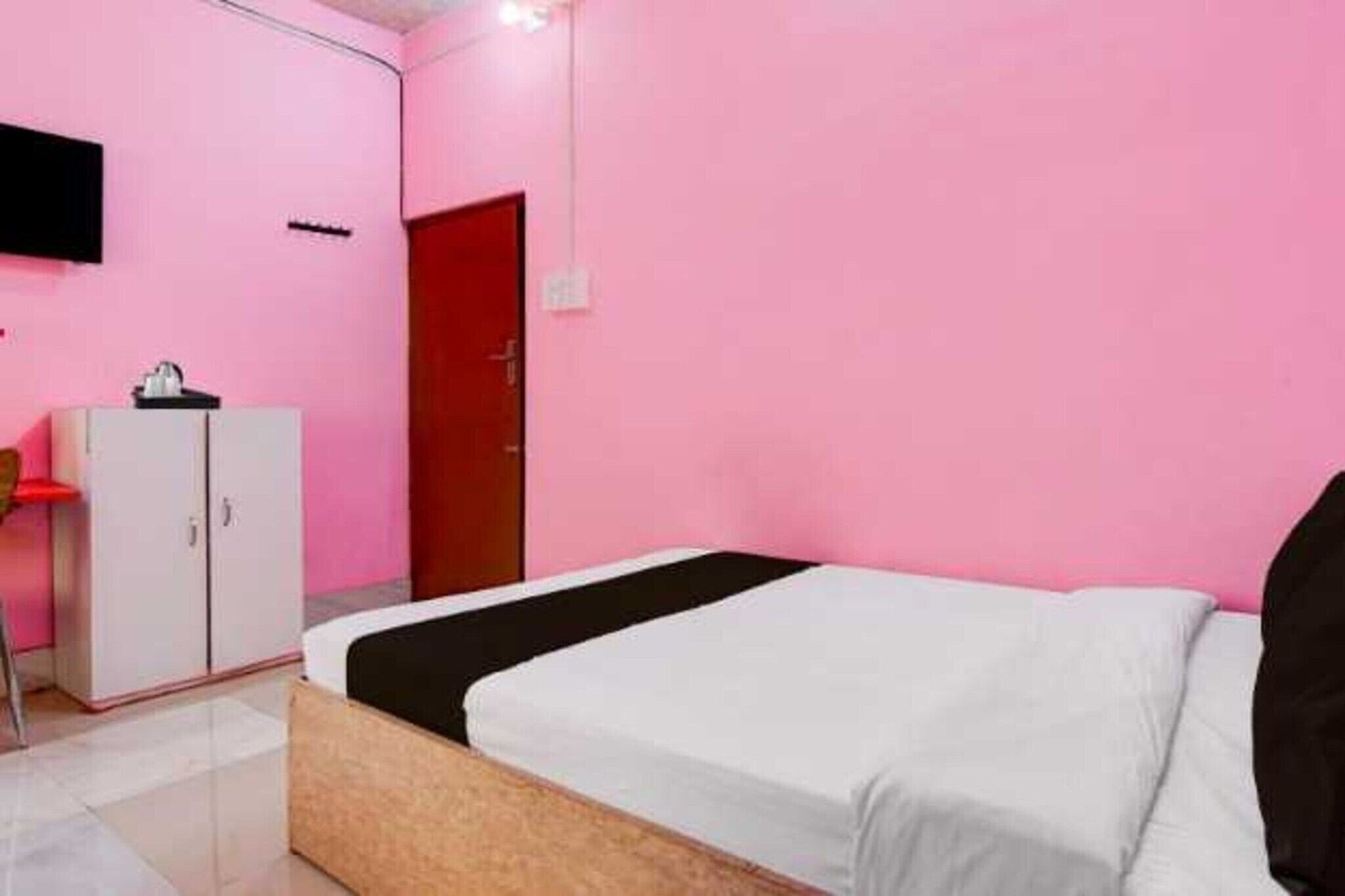 1 quarto, escrivaninha, roupa de cama