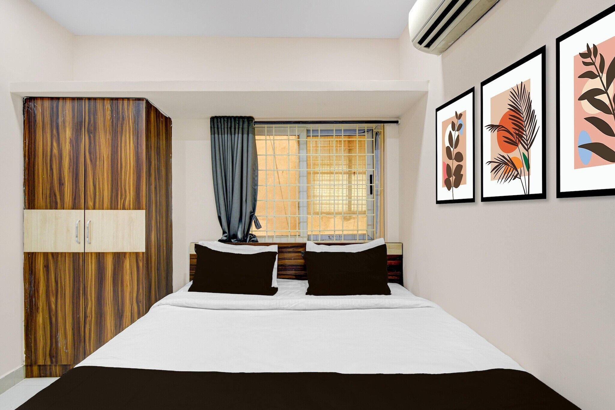 1 bedroom, desk, bed sheets