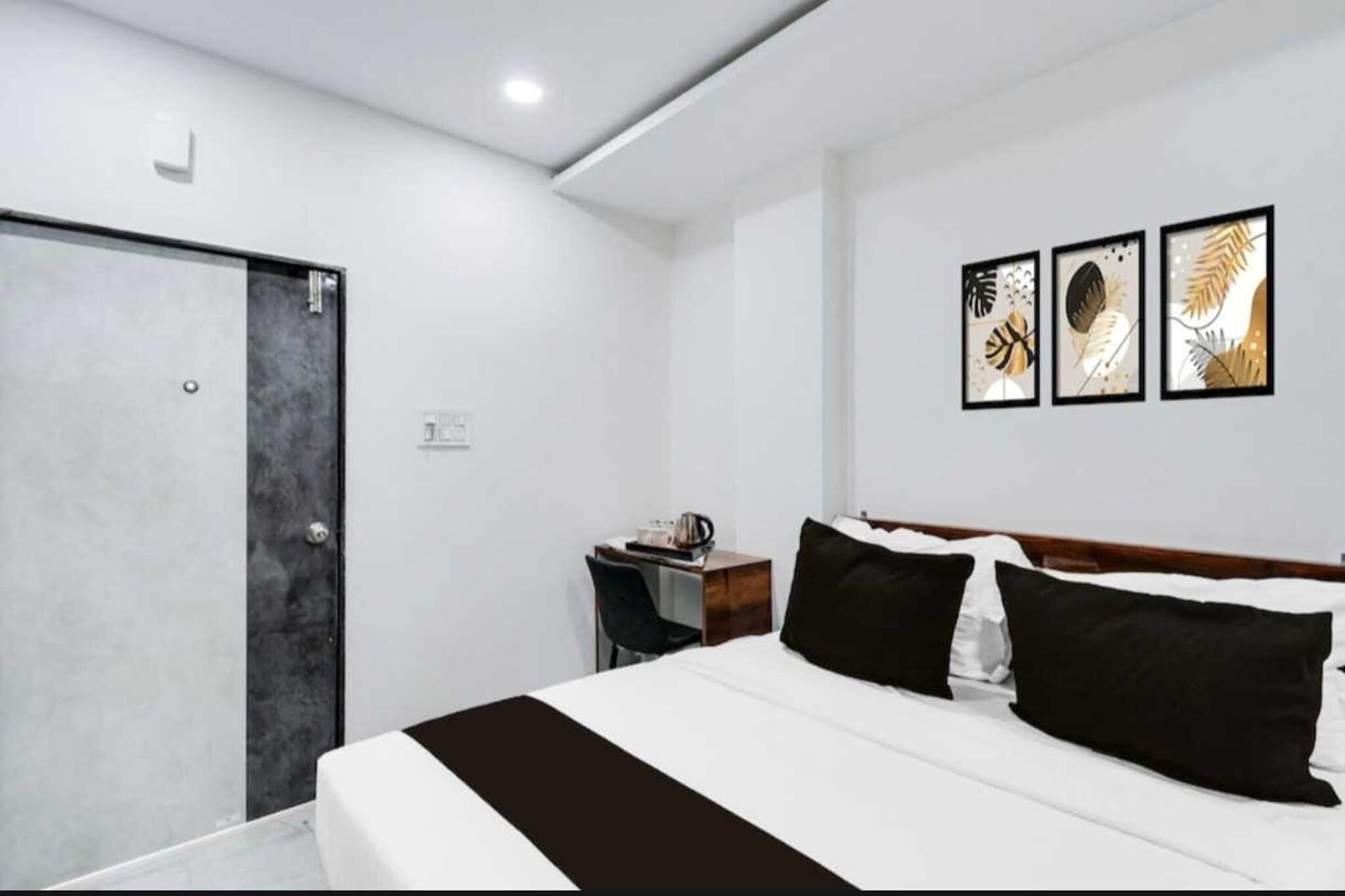 1 quarto, escrivaninha, roupa de cama