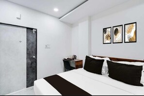 1 quarto, escrivaninha, roupa de cama