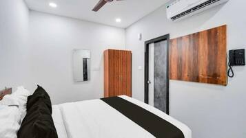 1 quarto, escrivaninha, roupa de cama