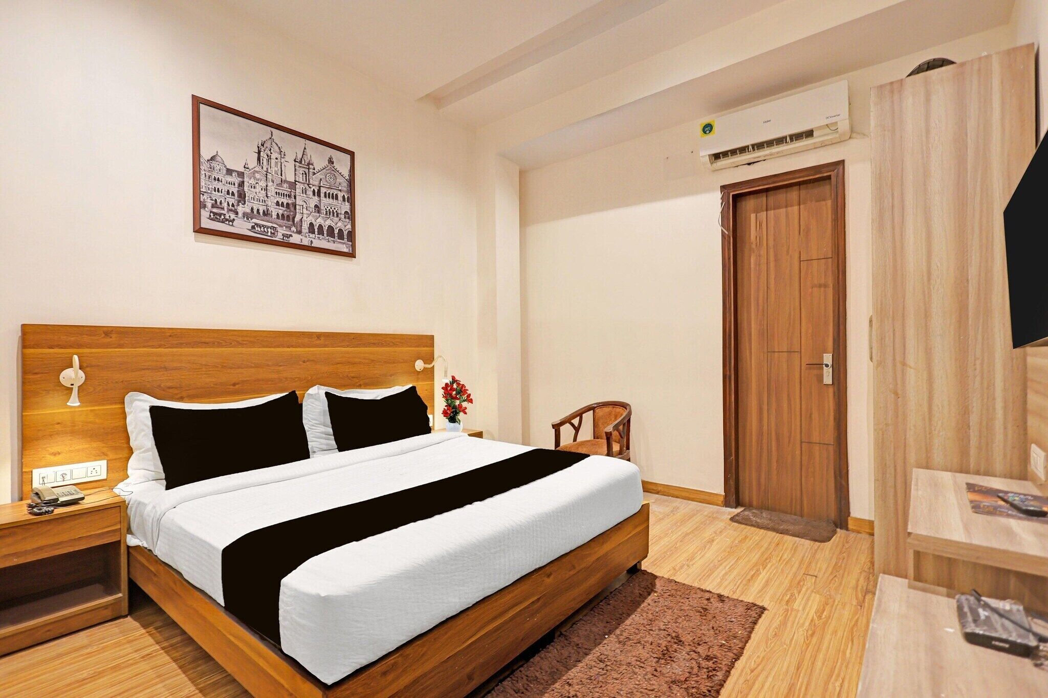 1 soveværelse, skrivebord, sengetøj