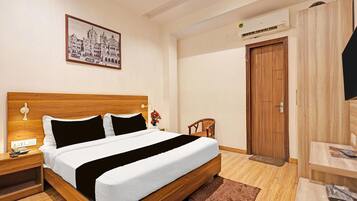 1 soveværelse, skrivebord, sengetøj