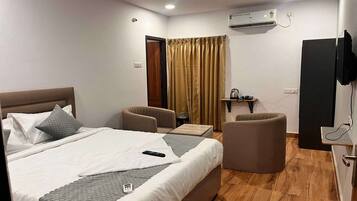 Escrivaninha, roupa de cama