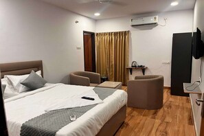 Escrivaninha, roupa de cama