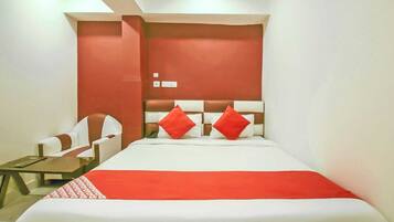 1 habitación, escritorio y ropa de cama