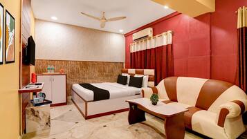 1 Schlafzimmer, Schreibtisch, Bettwäsche