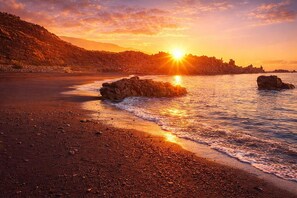 A beach with rocky formations and a sunset. - Cascajos Beachfront Apartment for 3 (Breña Baja)
