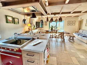 Réfrigérateur, un four, surface de cuisson, lave-vaisselle