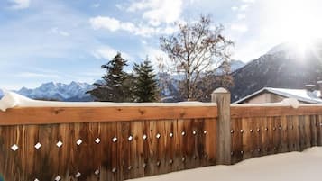 Chambre Double Deluxe, balcon, vue montagne | Enceinte de lâhĂ©bergement