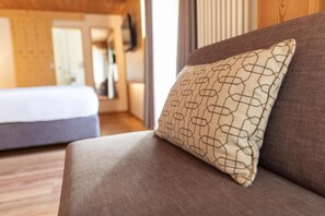 Doppia Deluxe, balcone, vista montagna | Una cassaforte in camera, tende oscuranti, Wi-Fi gratuito