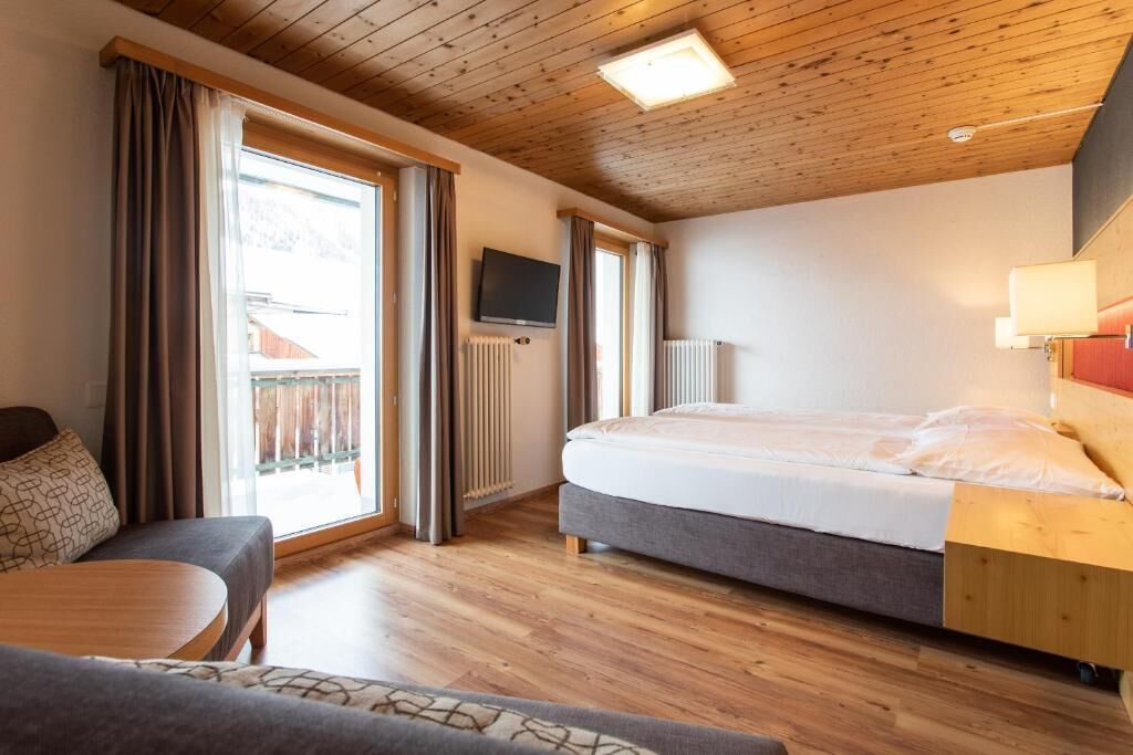 Familienzimmer, Blick auf den Innenhof | Zimmersafe, Verdunkelungsvorhänge, kostenloses WLAN