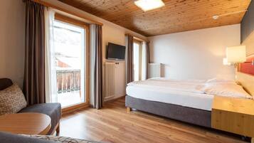 Familienzimmer, Blick auf den Innenhof | Zimmersafe, Verdunkelungsvorhänge, kostenloses WLAN