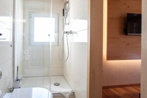 Deluxe Double Room, Balcony, Mountain View | Bathroom - Meisser Lodge (Guarda)