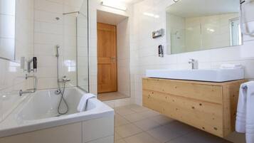 Doppelzimmer, Talblick | Badezimmer