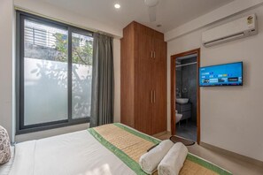 Apartamento, sacada, vista para o jardim | Quartos à prova de som, ferros/tábuas de passar roupa, Wi-Fi de cortesia