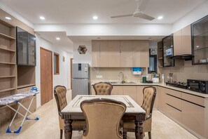 Apartamento, sacada, vista para o jardim | Sala de jantar