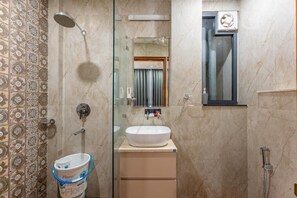 Apartment, Balcony, Garden View | Bilik Mandi | Pancuran mandi, kelengkapan dandanan diri percuma, tuala disediakan 