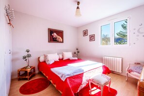 5 bedrooms, iron/ironing board, WiFi, bed sheets