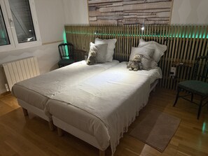 5 bedrooms, iron/ironing board, WiFi, bed sheets