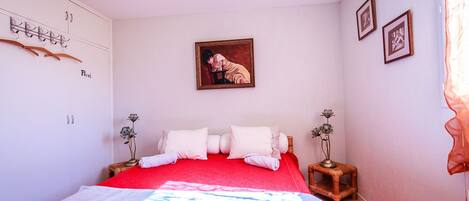 5 habitaciones, tabla de planchar con plancha, wifi y ropa de cama