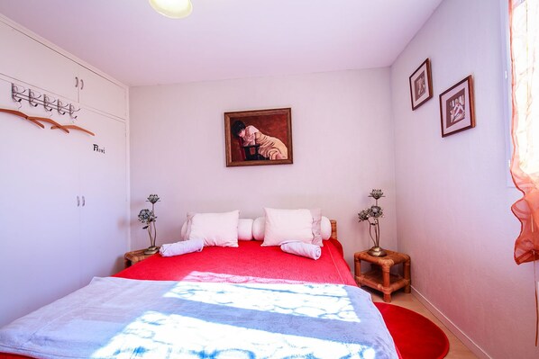 5 bedrooms, iron/ironing board, WiFi, bed sheets