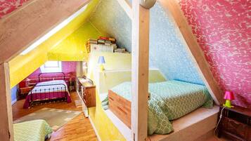 5 bedrooms, iron/ironing board, WiFi, bed sheets