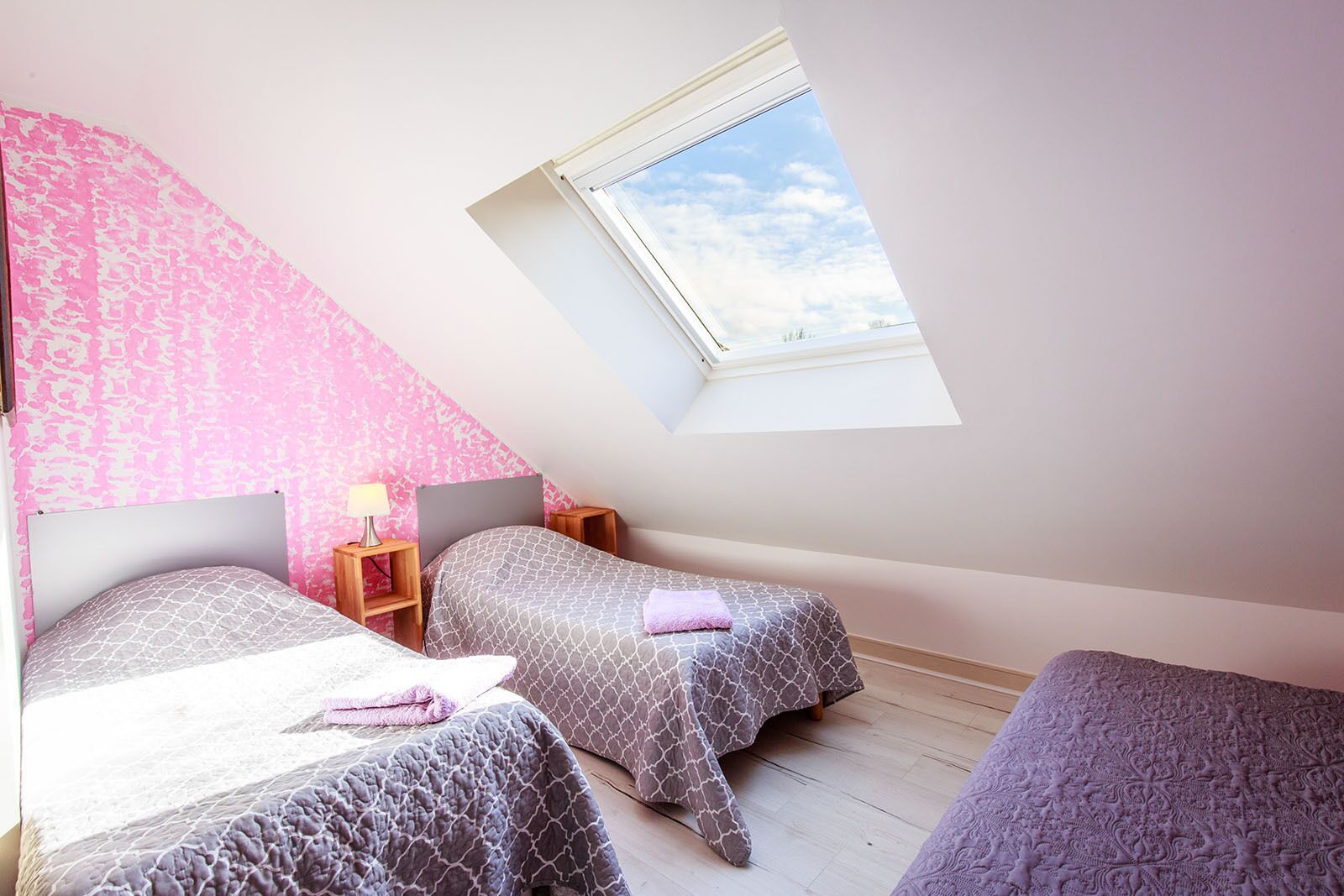 5 habitaciones, tabla de planchar con plancha, wifi y ropa de cama 