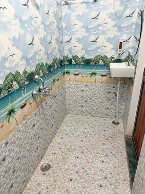 Habitación Deluxe doble, vistas a la ciudad | Baño | Toallas, jabón, champú y papel higiénico