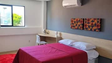 Quarto casal clássico, vista para o pátio | Escrivaninha, espaço de trabalho para notebook, Wi-Fi de cortesia