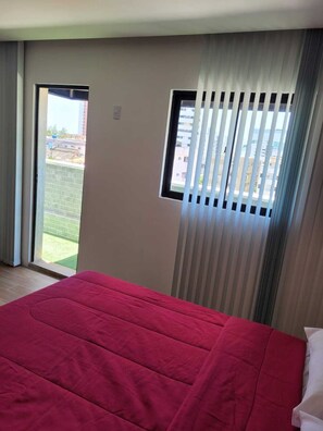Comfort-Suite, Balkon, eingeschränkter Meerblick | Schreibtisch, laptopgeeigneter Arbeitsplatz, kostenloses WLAN