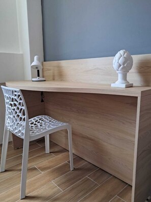 Desk, laptop workspace, free WiFi - Carambola Coliving  (Olinda)