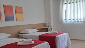 Twin Room, Courtyard View | Meja, ruang kerja komputer riba, Wi-fi percuma 