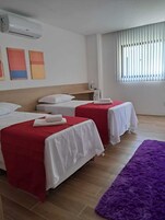Quarto duplo, vista para o pátio | Escrivaninha, espaço de trabalho para notebook, Wi-Fi de cortesia
