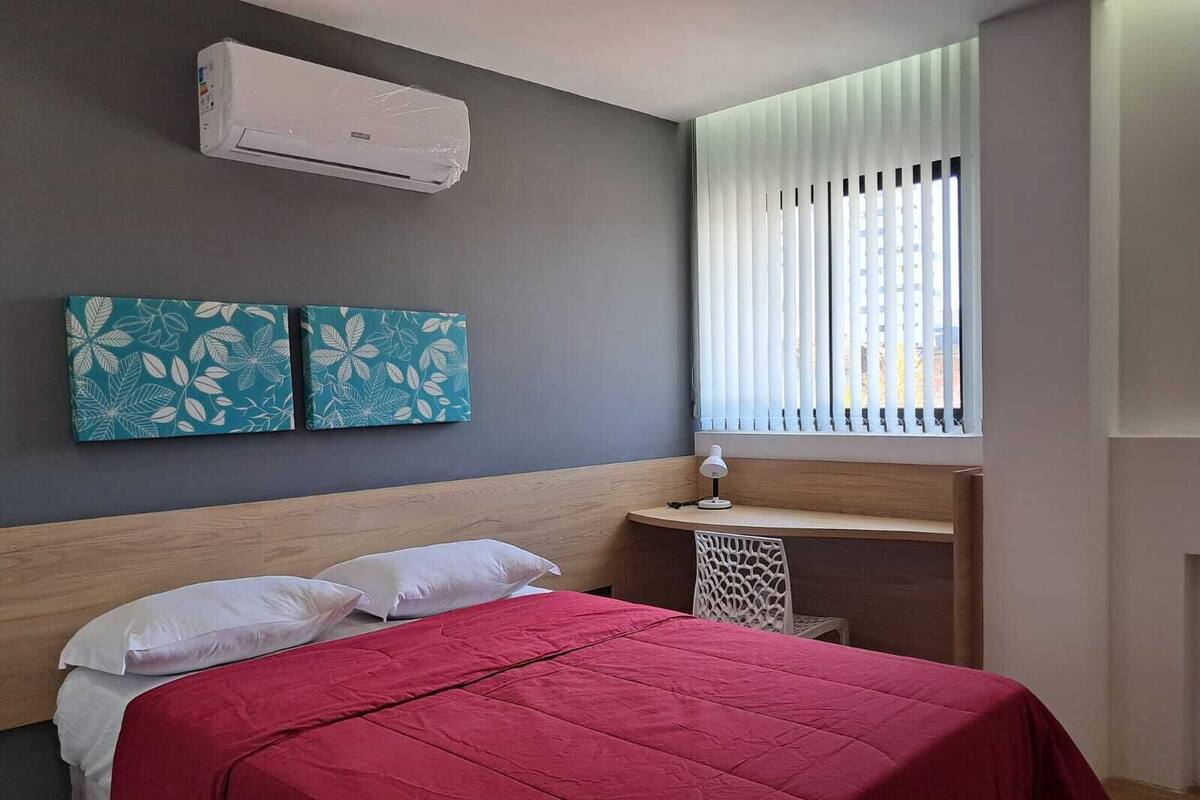 Escritorio, espacio para trabajar con laptop y wifi gratis