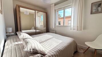 2 bedrooms, iron/ironing board, WiFi