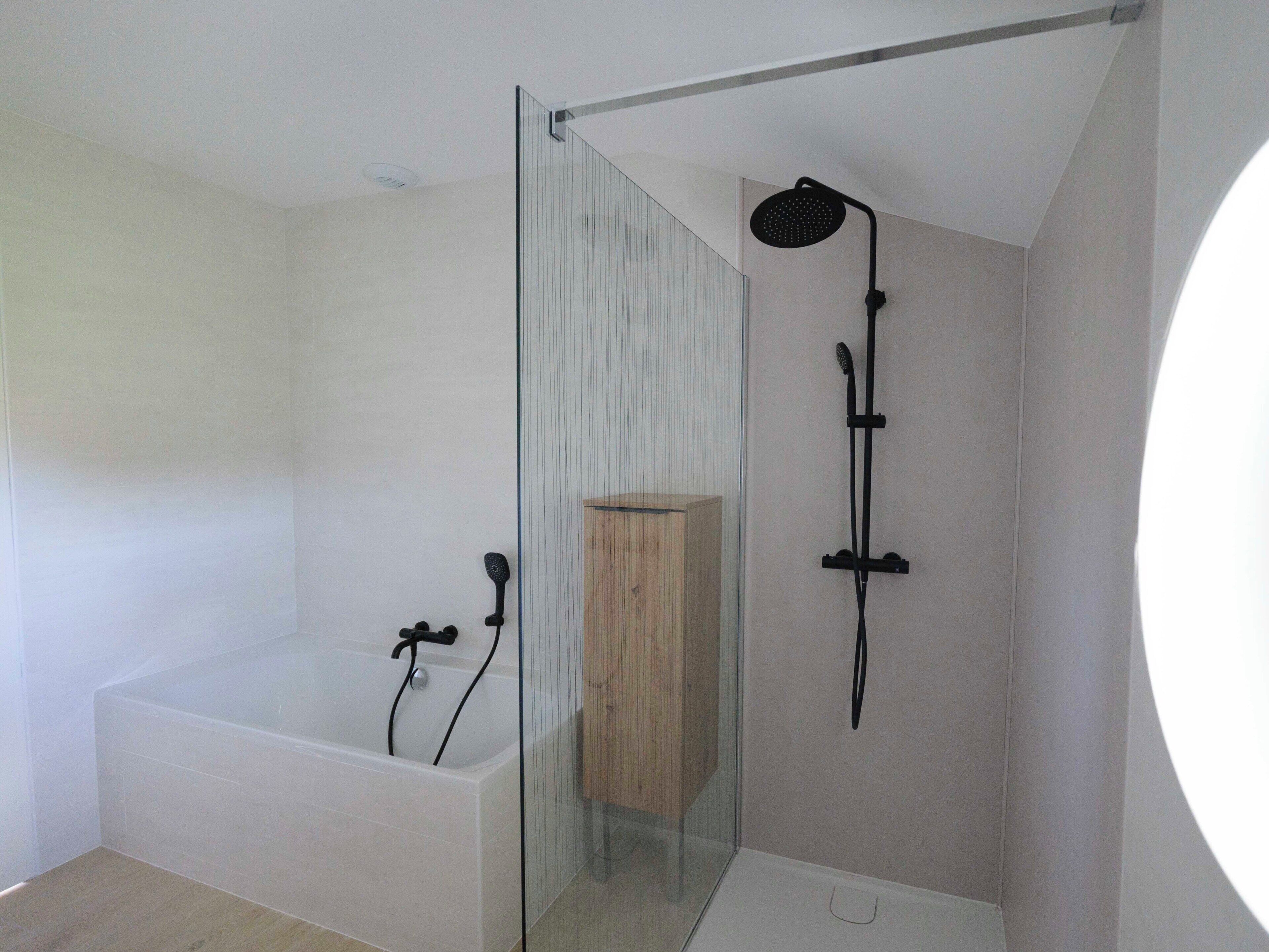 Douche, séchoir à cheveux, serviettes fournies