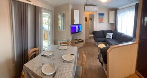 TV - On the shores of Lake Biscarosse 4/6 person mobile home in a 4* campsite (Gastes)