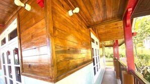 A wooden building with a porch, windows, and a railing. - Shanti Kunj Home Stay (Pauri)