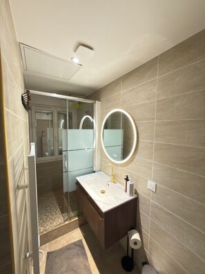 Shower, hair dryer, towels, soap