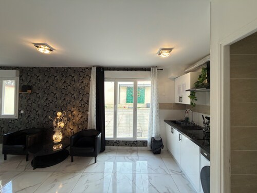 Royal Sapphire Apartment With Royal Garden