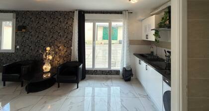 Royal Sapphire Apartment With Royal Garden