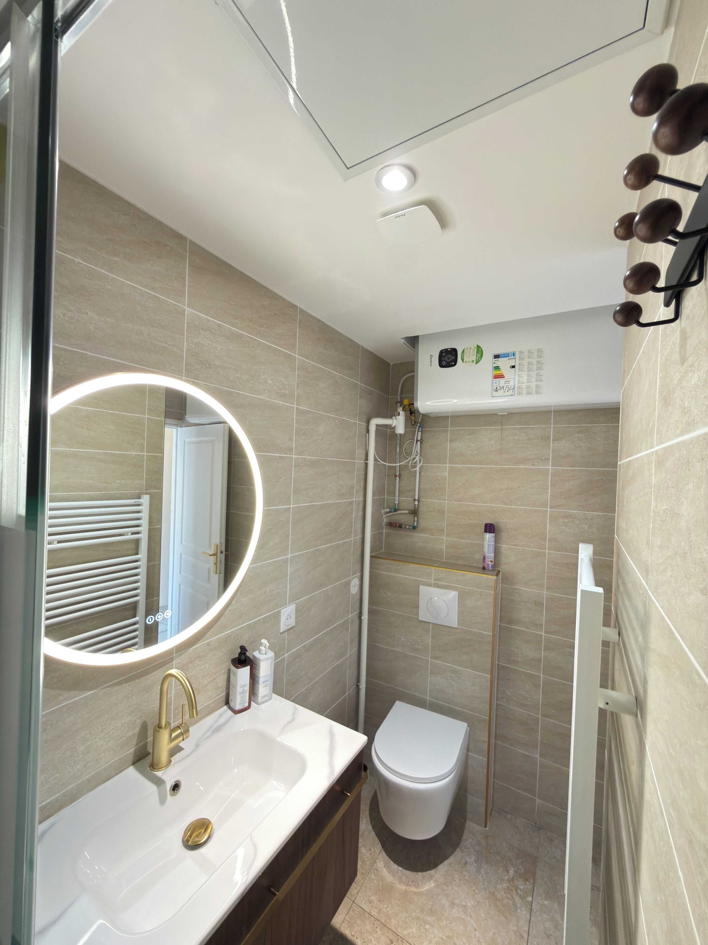 Douche, sèche-cheveux, serviettes fournies, savon